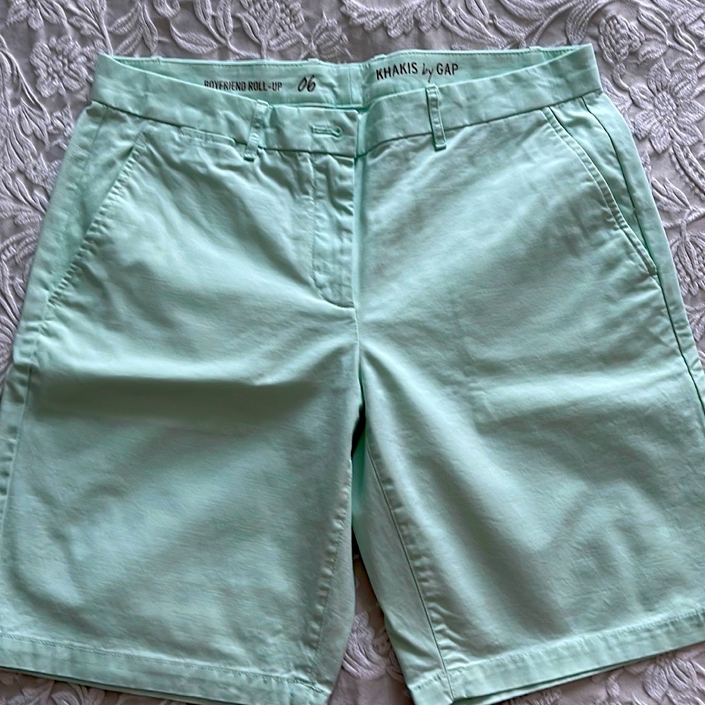 GAP boyfriend roll up khaki shorts
